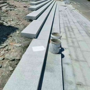 吴忠 芝麻白整石台阶，施工现场