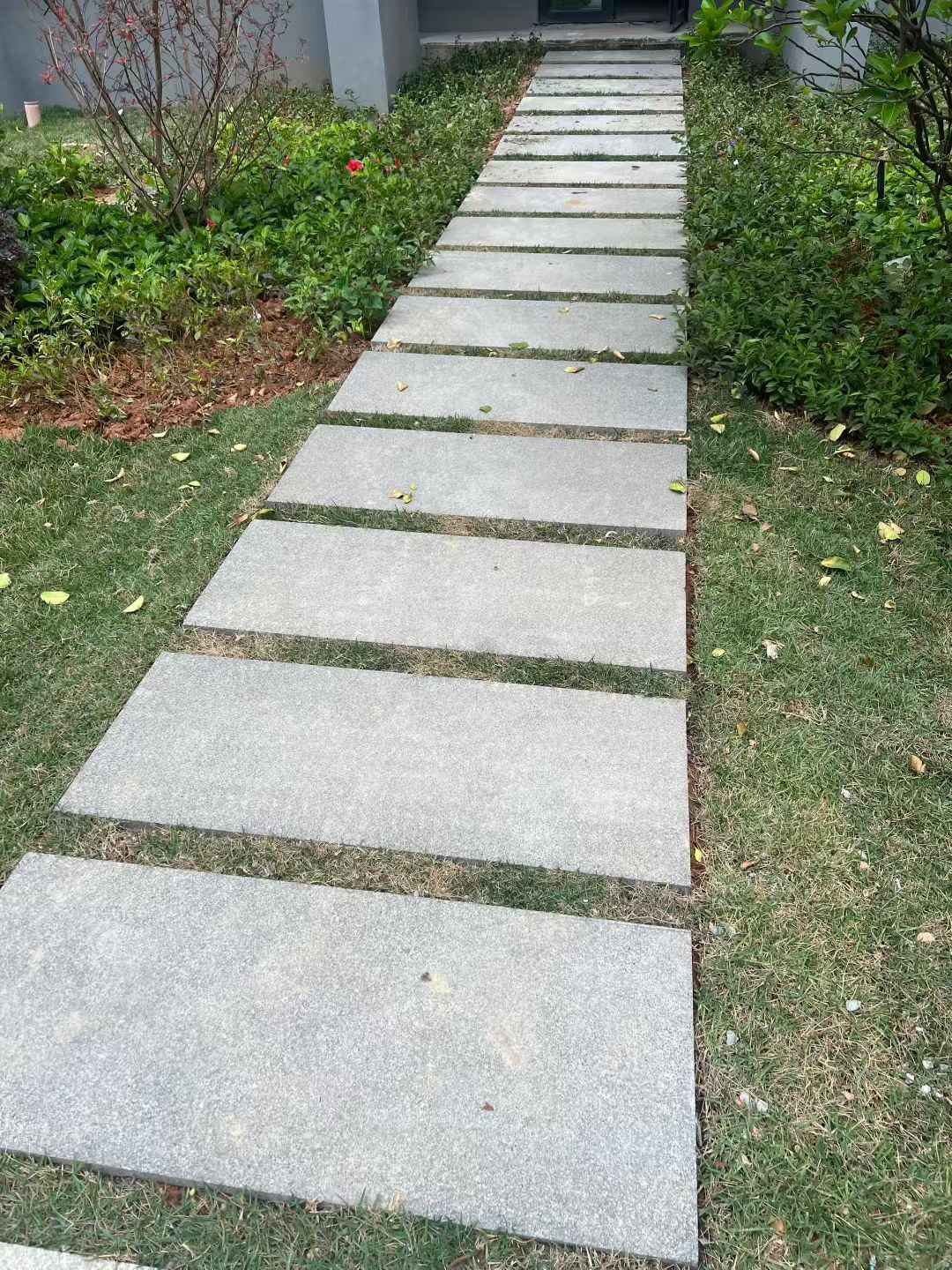 吴忠 芝麻黑小区踏步、汀步石铺装效果